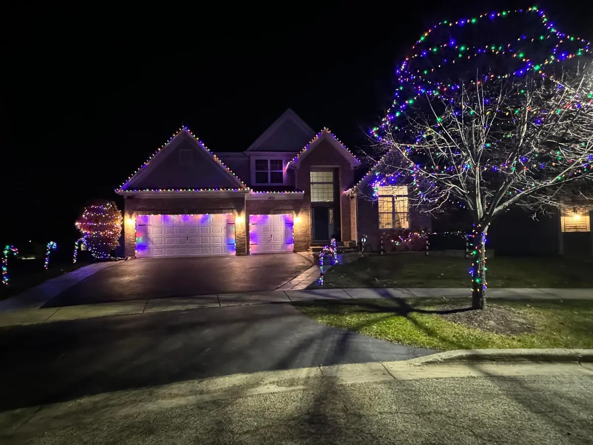 Holiday lighting installation